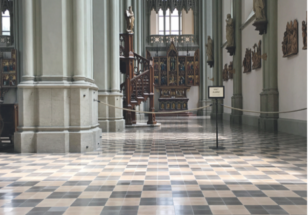Die Heilig-Kreuz-Kirche in München wurde vor Kurzem restauriert und der Bodenbelag mit Zementfliesen von VIA rekonstruiert. Foto: Almut Lager und Norbert Kummermehr, VIA GmbH, Bacharach am Rhein; Callwey Verlag, München 2017